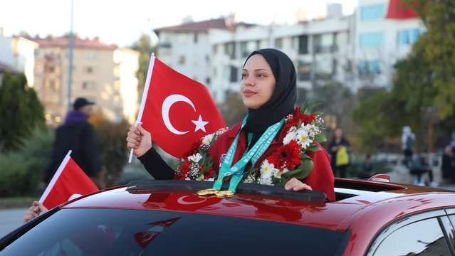 Sivas'ın Wushu Şampiyonu Afra Kılınç, Dünya Başarısıyla Memleketinde Coşkuyla Karşılandı