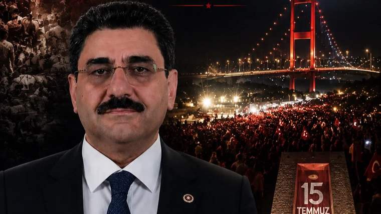 Bir kişi, arka planda kalabalık ve köprü ile birlikte 15 Temmuz yazılı bir pankartın önünde duruyor.