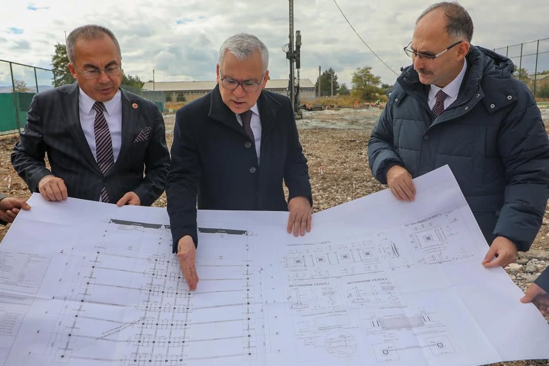 Sivas'ta Spor Yatırımları Yerinde İncelendi: Tenis Kortundan Curling Salonuna Yeni Projeler