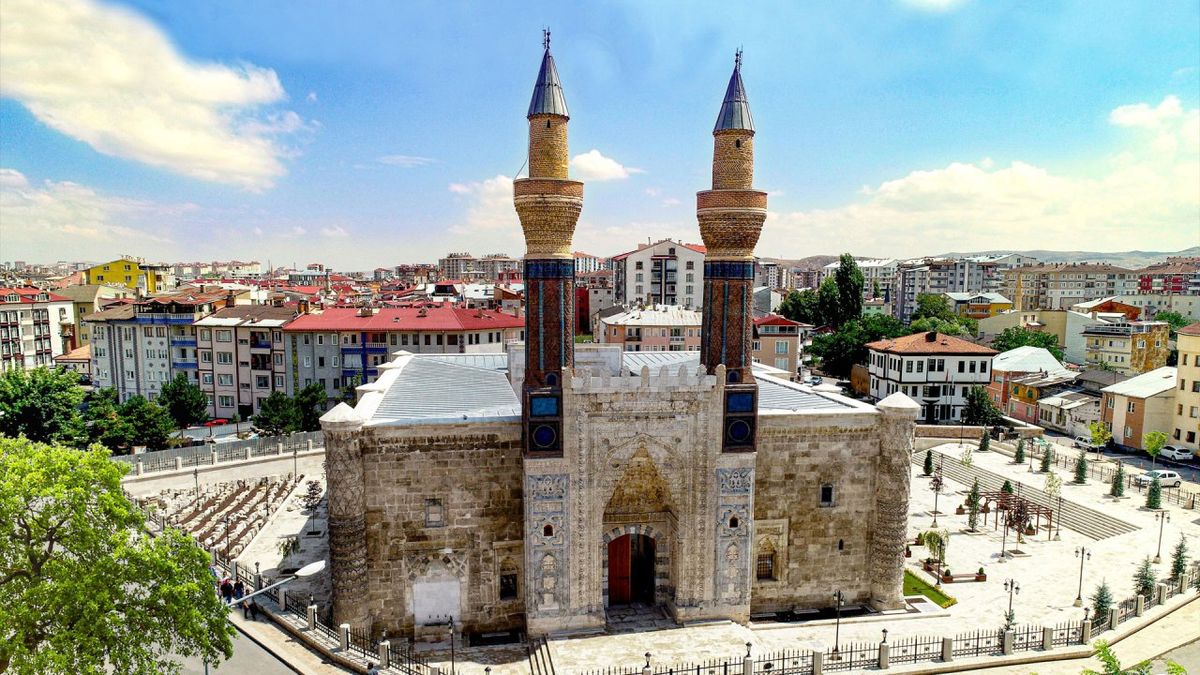 Gök Medrese Hakkında Detaylı Bilgi – Sivas’ın Tarihî İncisi