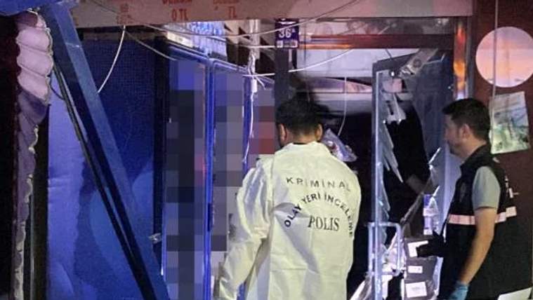 Patlamanın olduğu tekel bayisinin önünde polis ekipleri inceleme yapıyor.