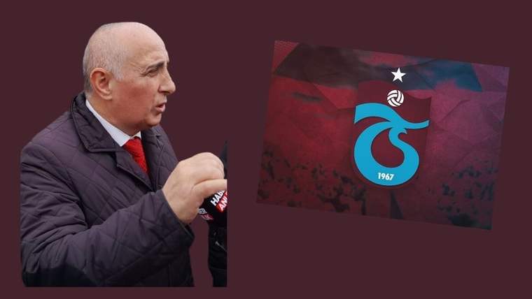 Mikrofon tutan bir kişi yanında yıldızlı Trabzonspor arması bulunan bir bayrakla görülüyor.