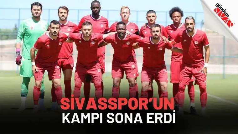 Kırmızı forma giymiş Sivasspor futbol takımı, bir arada poz veriyor.