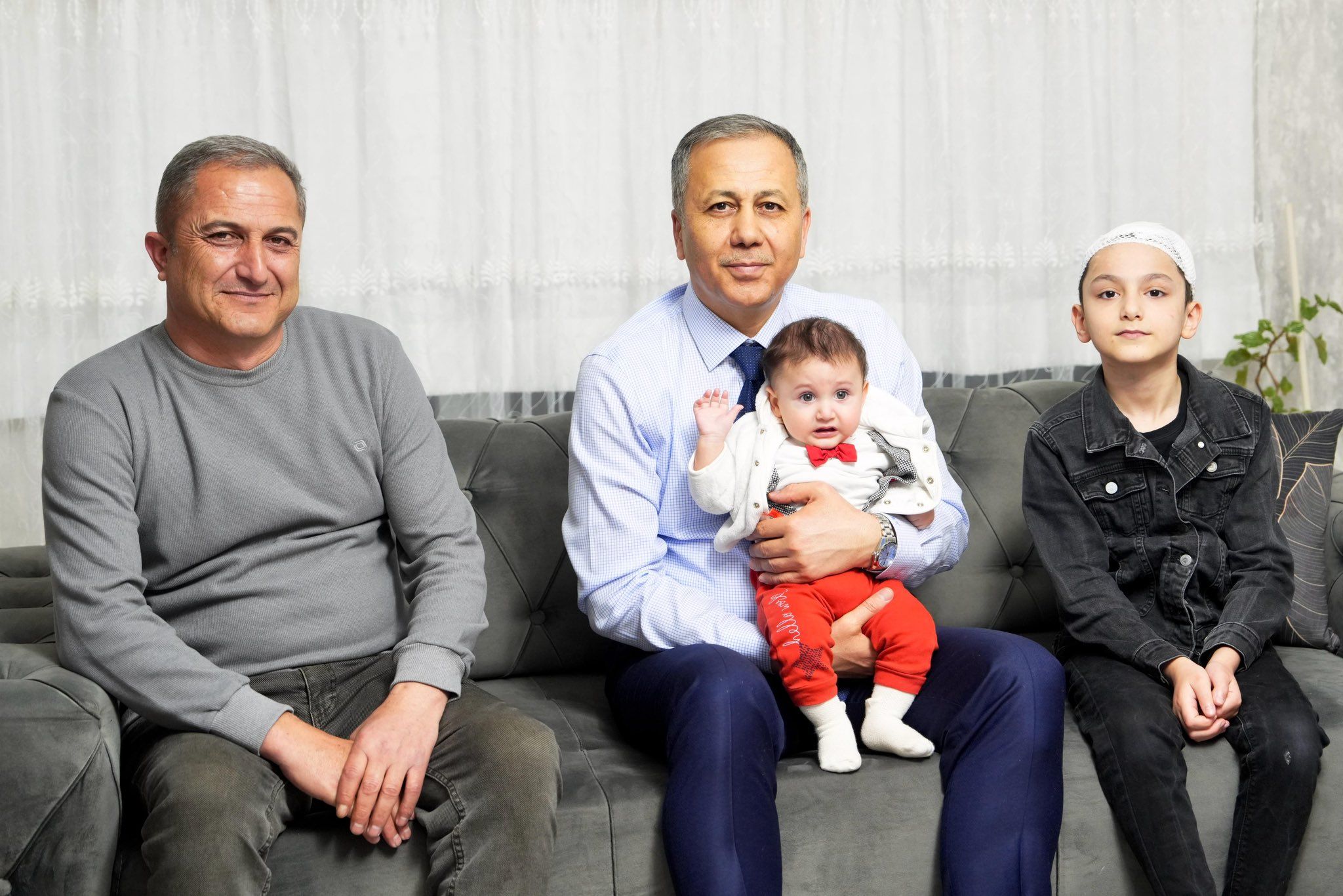 Bakan Yerlikaya'dan sokak köpeklerinin saldırısına uğrayan Tunahan Yılmaz’a ziyaret - Birlik Haber Ajansı