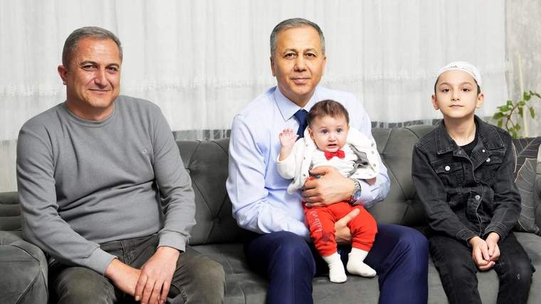 Bakan Yerlikaya'dan sokak köpeklerinin saldırısına uğrayan Tunahan Yılmaz’a ziyaret - Birlik Haber Ajansı