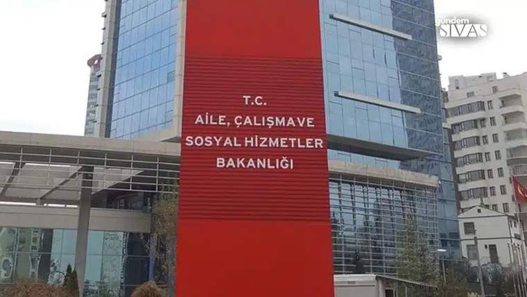 Cam cepheli binanın önündeki kırmızı bölümde “T.C. Aile, Çalışma ve Sosyal Hizmetler Bakanlığı” yazısı yer alıyor.