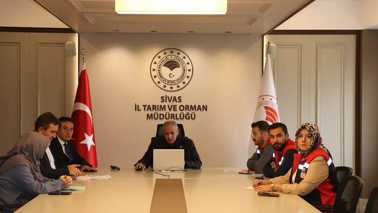 Bir toplantı odasında, masanın etrafında oturan altı kişi ve arka planda Türkiye bayrağı ile Sivas İl Tarım ve Orman Müdürlüğü tabelası.