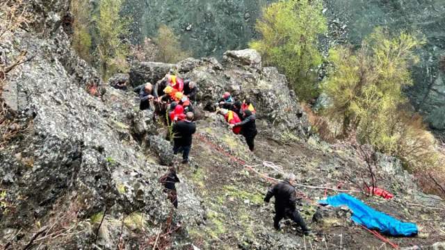 Sarp Kayalıklarda Mahsur Kalan İnekler Saatler Süren Çalışmasıyla Kurtarıldı