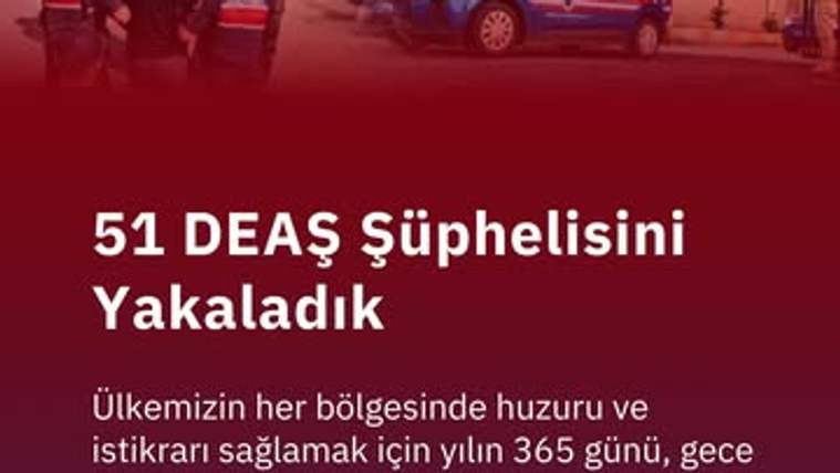 Kırmızı zeminli duyuruda, arka planda görevliler ve mavi-beyaz bir araç görülürken “51 DEAŞ şüphelisini yakaladık” yazıyor.