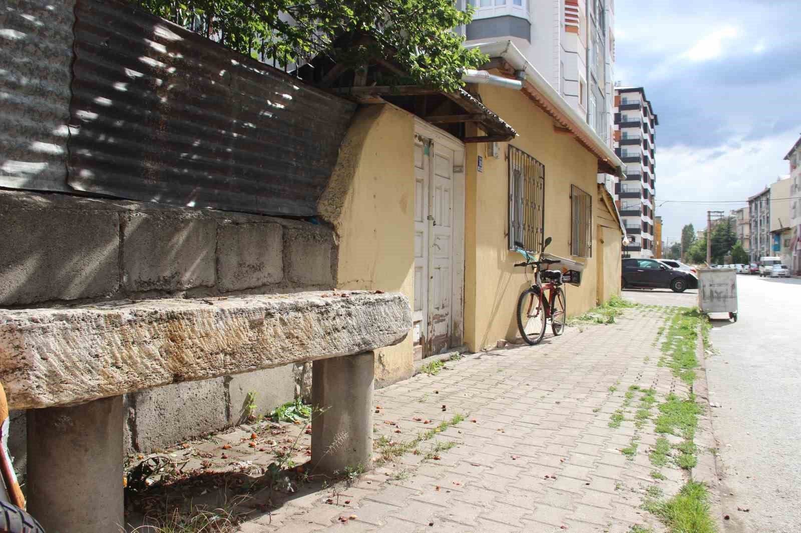 Sivas’ta musalla taşı cami bahçesi yerine kaldırımda bekliyor