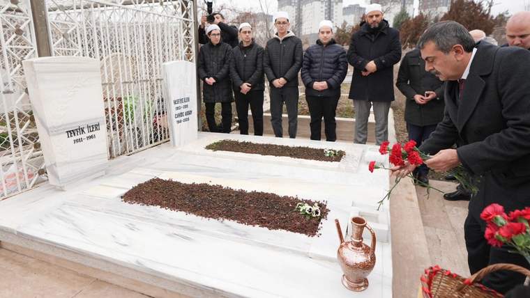 Tevfik İleri vefatının 63. yıl dönümünde kabri başında anıldı - Birlik Haber Ajansı