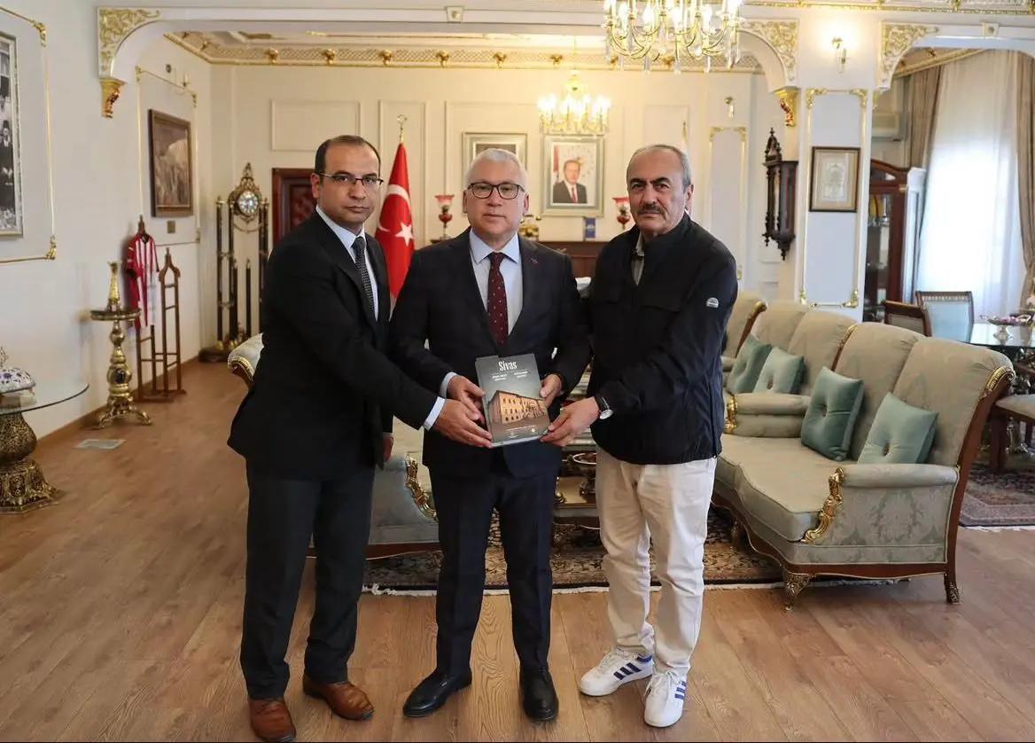 Vali Yılmaz Şimşek'e 'Sivas' Kitabının Genişletilmiş İkinci Baskısı Takdim Edildi