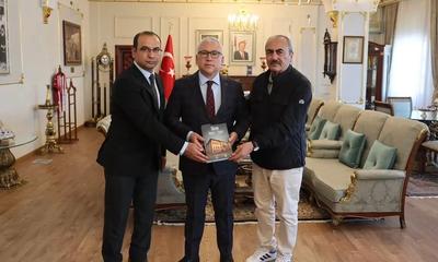 Vali Yılmaz Şimşek'e 'Sivas' Kitabının Genişletilmiş İkinci Baskısı Takdim Edildi