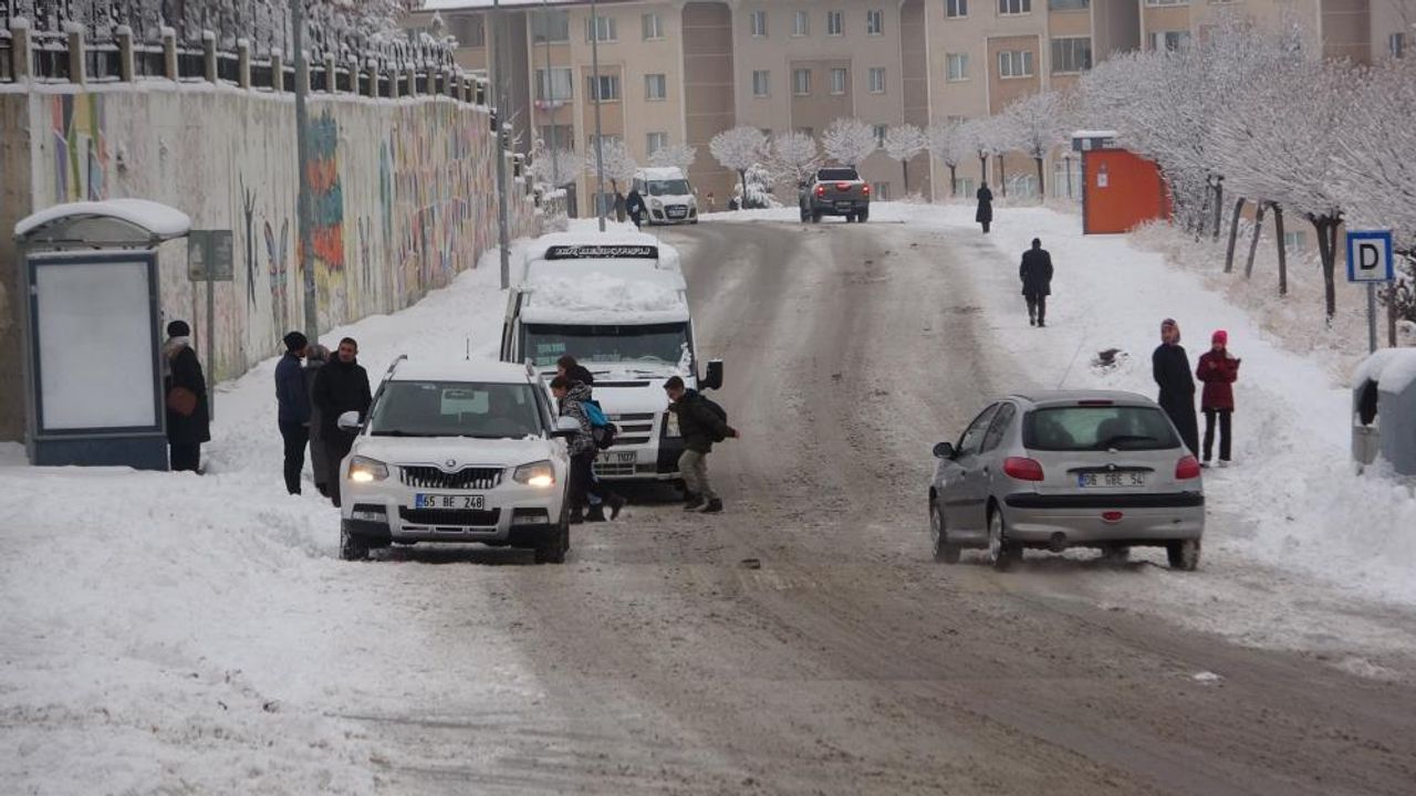 Van'da kar yağışı hayatı olumsuz etkiledi - Birlik Haber Ajansı