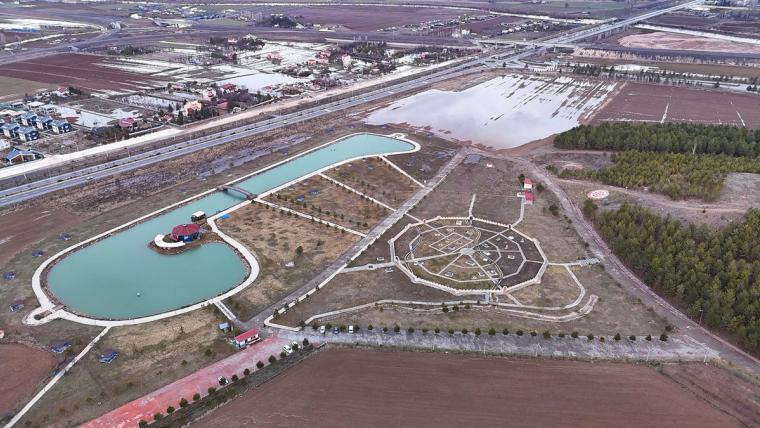 Sivas’ta Karların Erimesiyle Hasbahçe’de “İkiz Gölet” Manzarası Oluştu: Üniversite Yerleşkesinde Doğal Sürpriz