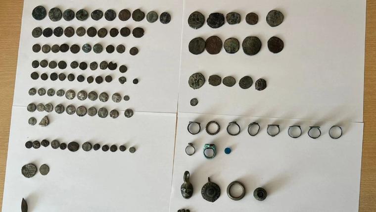Sivas’ta Çöplükte Tarihi Hazine: 128 Parça Eser Teslim Edildi