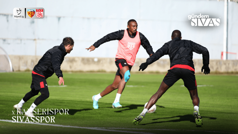 Antrenman sahasında, üç futbolcu pas çalışması yapıyor.