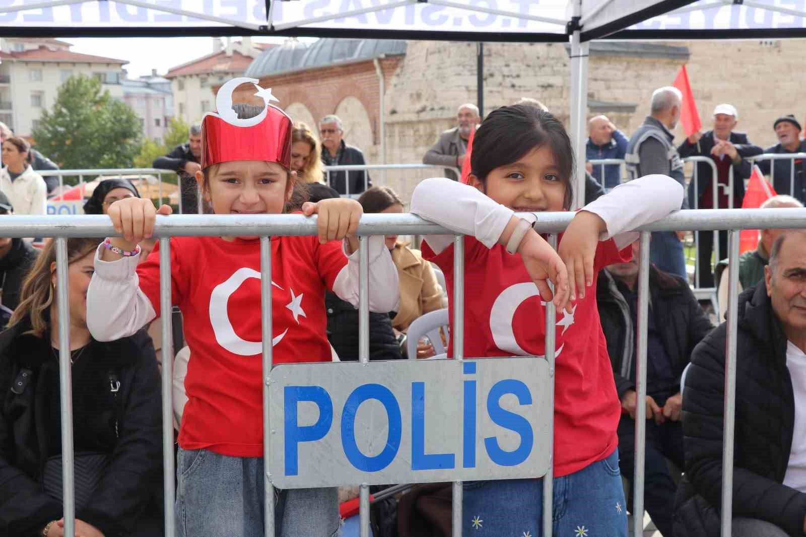 103. yıl coşkusu Sivas’ta Atatürk Kongre Müzesi’nde yaşandı