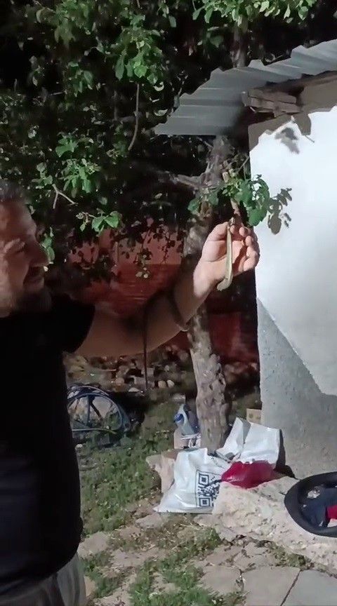 Çay sohbeti sürerken bahçede neyle karşılaştı?
