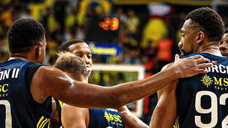 Fenerbahçe Beko oyuncuları, bir basketbol maçında birbirlerine destek oluyor.