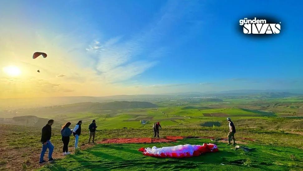 Yamaç Paraşütçüleri Saygı ile Havada Süzüldü