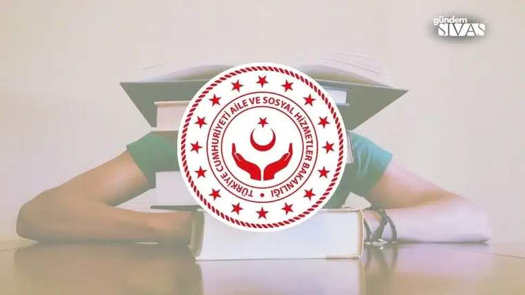 Bir masa üzerinde kitapların arasında, başı kitaplara yaslanmış bir kişi, arkasında Aile ve Sosyal Hizmetler Bakanlığı logosu var.