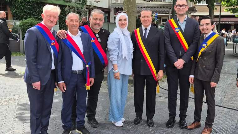 Brüksel'de, Türk temsilcilerden oluşan bir grup, renkli sargılarla poz veriyor.