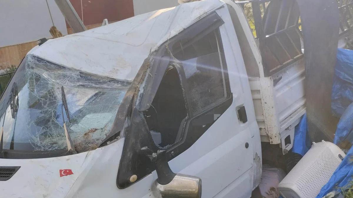 Kangal’da Kamyonet Duvara Çarptı: Kontrolden Çıkan Araçta 4 Kişi Yaralandı