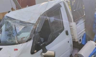 Kangal’da Kamyonet Duvara Çarptı: Kontrolden Çıkan Araçta 4 Kişi Yaralandı