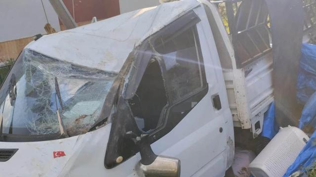 Kangal’da Kamyonet Duvara Çarptı: Kontrolden Çıkan Araçta 4 Kişi Yaralandı