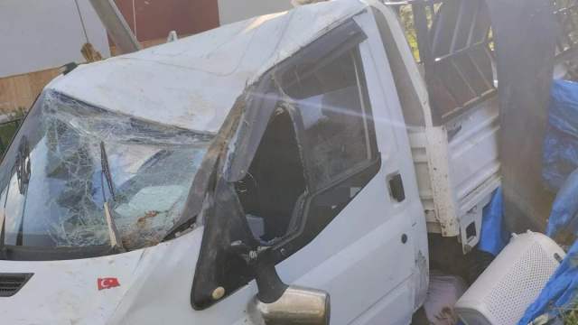 Kangal’da Kamyonet Duvara Çarptı: Kontrolden Çıkan Araçta 4 Kişi Yaralandı
