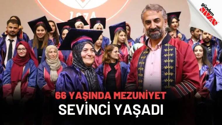 Mezuniyet töreninde, mezuniyet kıyafeti giymiş bir kadın ve yanında bir erkek, gülümsüyor.