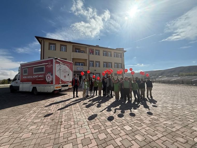 Mobil Sosyal Hizmet Aracı Ulaş İlçesinde Vatandaşlarla Buluştu