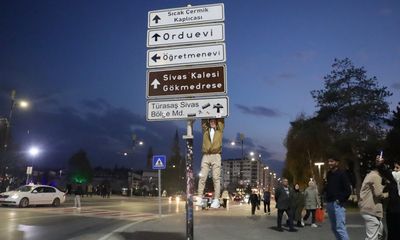 Sivas'ta Gençlerden Tartışmalı Akım: Tabelalara Asılma Trendi Şehre Sıçradı