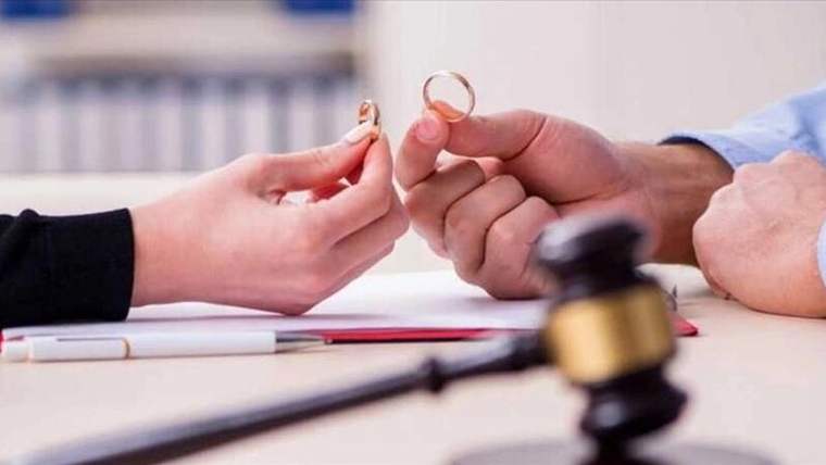 Bir kadın ve bir erkeğin boşanma yüzüklerini tutarak birbirine bakması, ön planda bir mahkeme mührü yer alıyor.