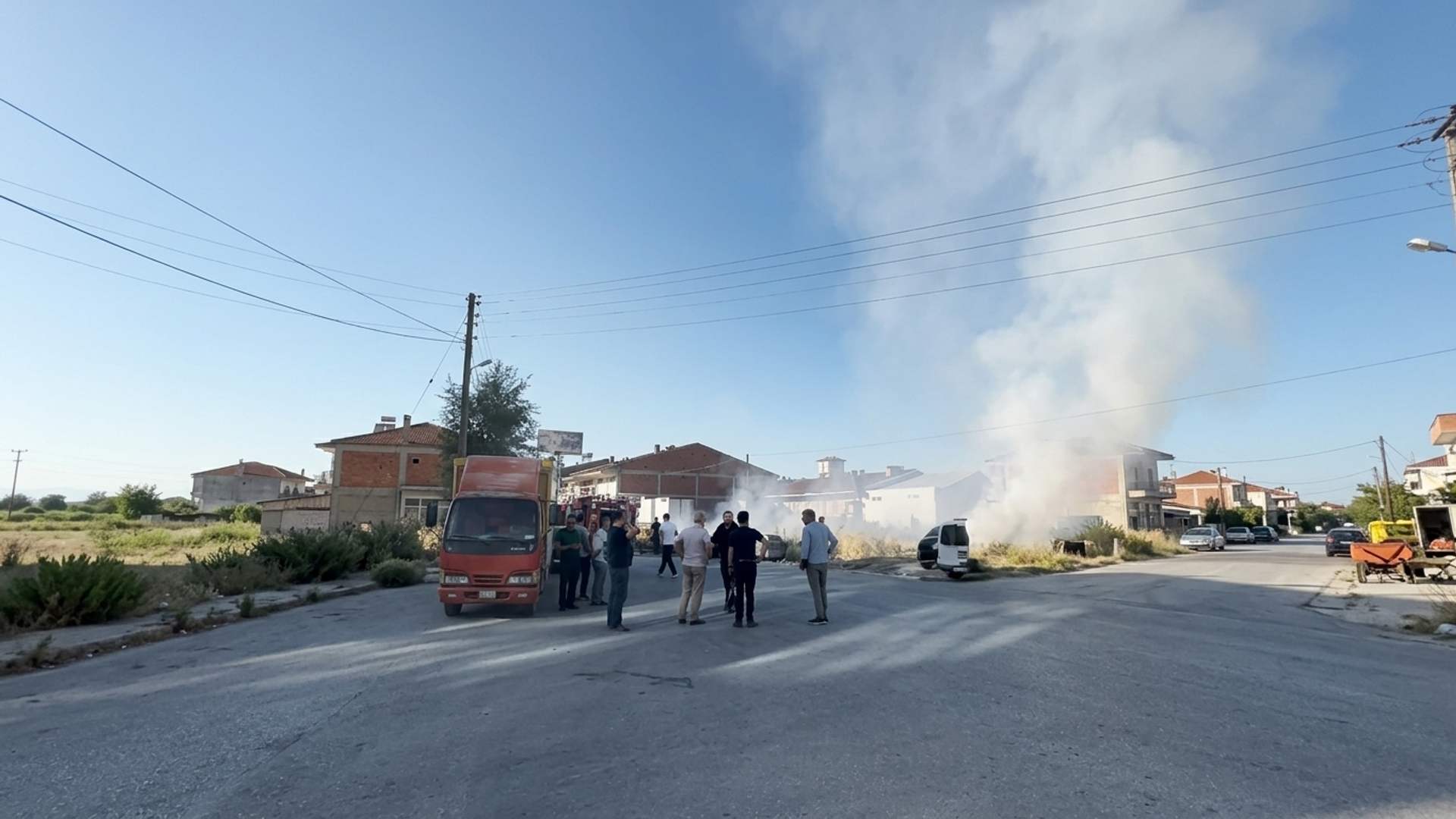 Sivas Toptancılar 3. Sokak’ta yangın ihbarı üzerine itfaiye ekipleri bölgeye sevk edildi.