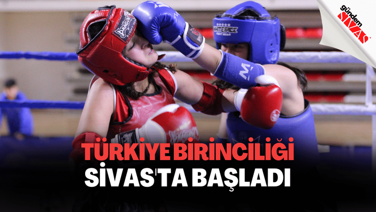 Kırmızı ve mavi koruyucu ekipmanlı iki çocuk sporcu, ringde karşılıklı yumruk atıyor.
