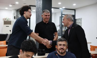Sivas’ın Parlayan Yıldızları: YKS’de İlk 1000’e Giren Öğrenciler Başkan Uzun’la Buluştu
