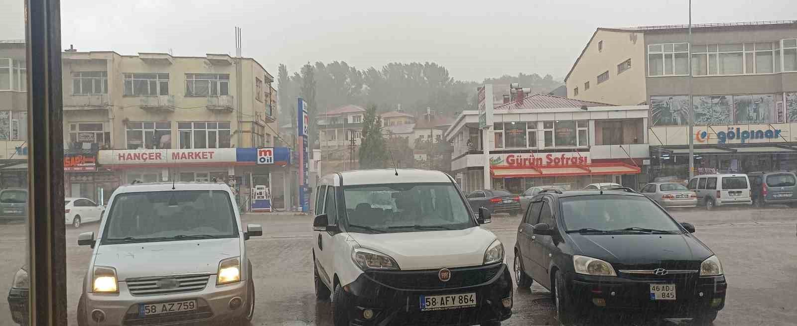 Gürün’de sağanak yolları su altında bıraktı, ulaşım aksadı