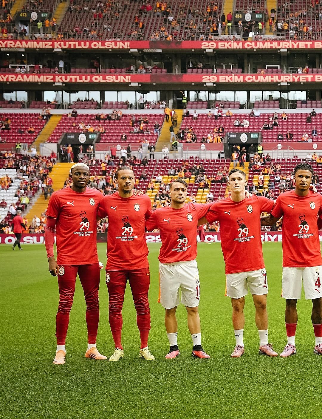 Galatasaray, Cumhuriyet Bayramı'na Özel Tişörtlerle Sahada