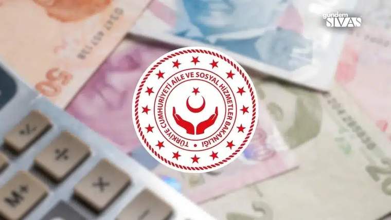 Hesap makinesi üzerinde farklı Türk lirası banknotları ve Aile ve Sosyal Hizmetler Bakanlığı amblemi bulunuyor.