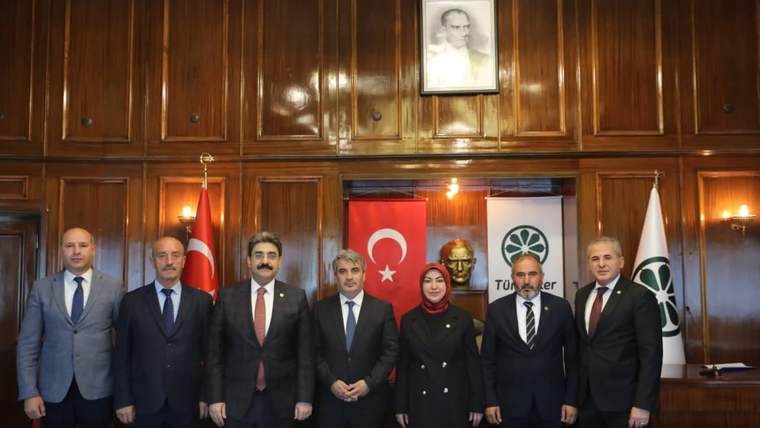 Türkşeker binasında, AK Parti milletvekilleri ve yetkililer bir arada poz veriyor.