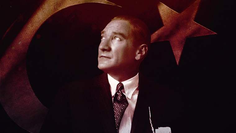 Atatürk'ün portresi, arka planda Türk bayrağı ve ay yıldız ile birlikte yer alıyor.