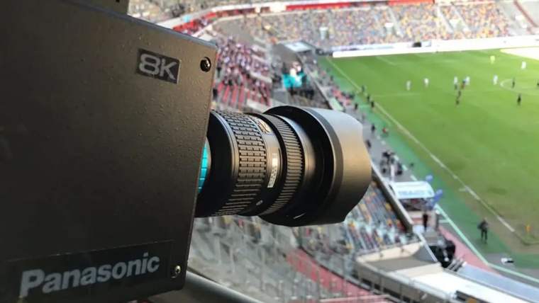 Bir stadyumda, futbol maçını çekmek için yerleştirilmiş bir 8K kamera.