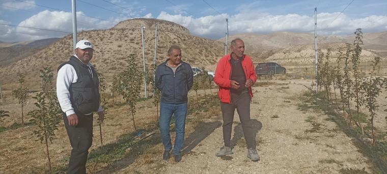 Emekli Olup Memleketine Döndü, 100 Dönümlük Gürün Elması Bahçesi Kurdu