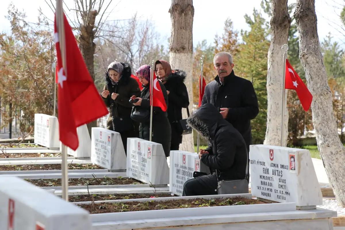 Sivas’ta 18 Mart Çanakkale Zaferi’nde Duygusal Anlar: Şehitlikte Anma, Sergi ve Tiyatro Büyük İlgi Gördü