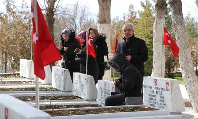 Sivas’ta 18 Mart Çanakkale Zaferi’nde Duygusal Anlar: Şehitlikte Anma, Sergi ve Tiyatro Büyük İlgi Gördü