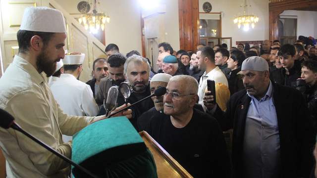 Sivas’ta Kadir Gecesi Manevi Coşkusu: Sakal-ı Şerif Ziyareti Yoğun İlgi Gördü