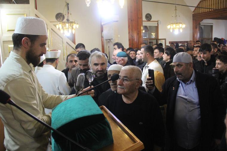 Sivas’ta Kadir Gecesi Manevi Coşkusu: Sakal-ı Şerif Ziyareti Yoğun İlgi Gördü