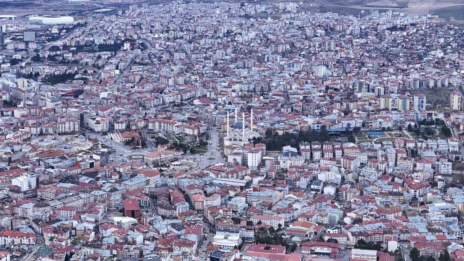 17 bin metrekarelik Merkez Camii’nde ilk ezan okundu